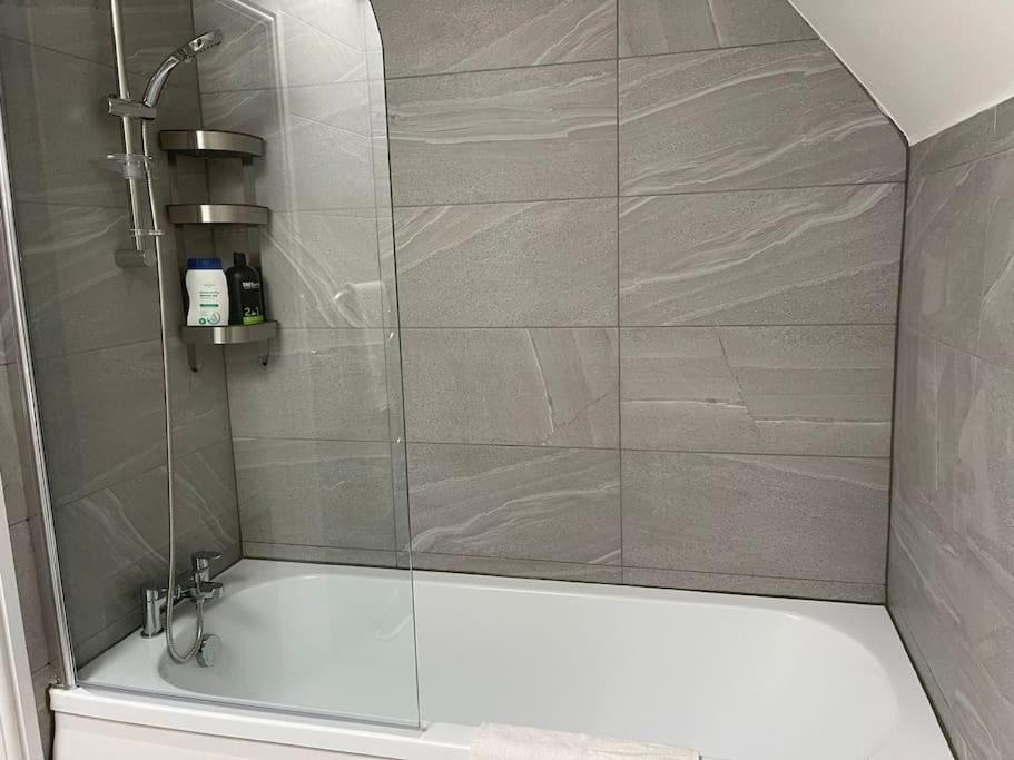 Orchid Lodge - Two Bed Generous Flat - Parking, Netflix, Wifi - Close To Blenheim Palace & Oxford - F4 كيدلينغتون المظهر الخارجي الصورة