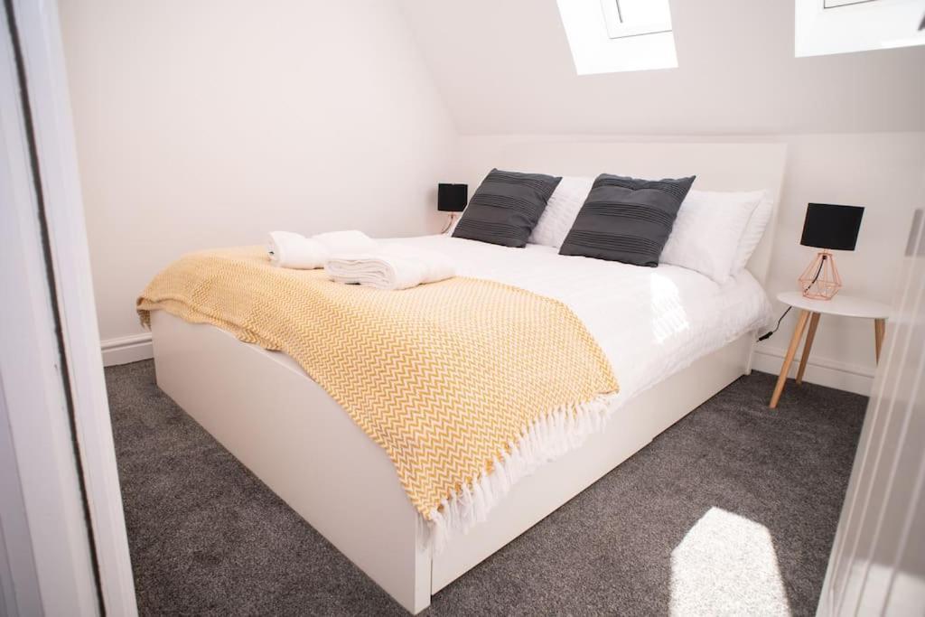Orchid Lodge - Two Bed Generous Flat - Parking, Netflix, Wifi - Close To Blenheim Palace & Oxford - F4 كيدلينغتون المظهر الخارجي الصورة
