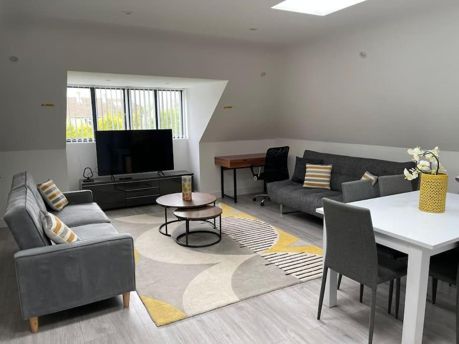 Orchid Lodge - Two Bed Generous Flat - Parking, Netflix, Wifi - Close To Blenheim Palace & Oxford - F4 كيدلينغتون المظهر الخارجي الصورة