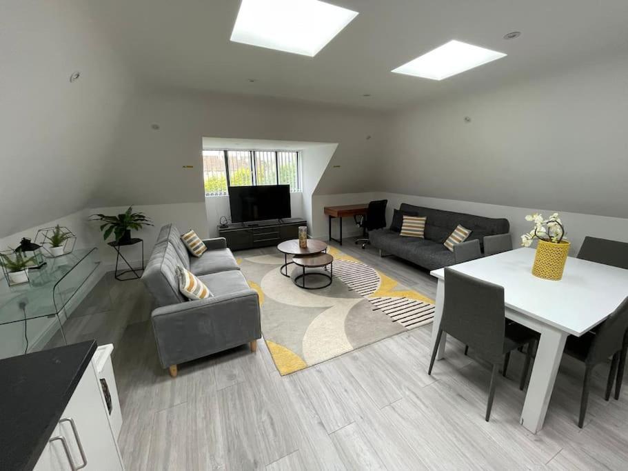 Orchid Lodge - Two Bed Generous Flat - Parking, Netflix, Wifi - Close To Blenheim Palace & Oxford - F4 كيدلينغتون المظهر الخارجي الصورة