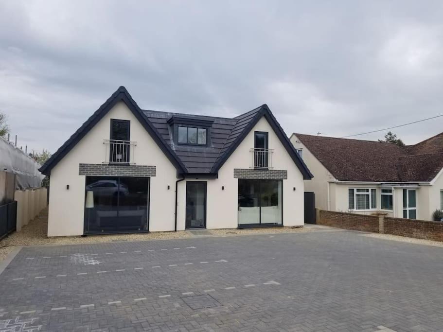 Orchid Lodge - Two Bed Generous Flat - Parking, Netflix, Wifi - Close To Blenheim Palace & Oxford - F4 كيدلينغتون المظهر الخارجي الصورة
