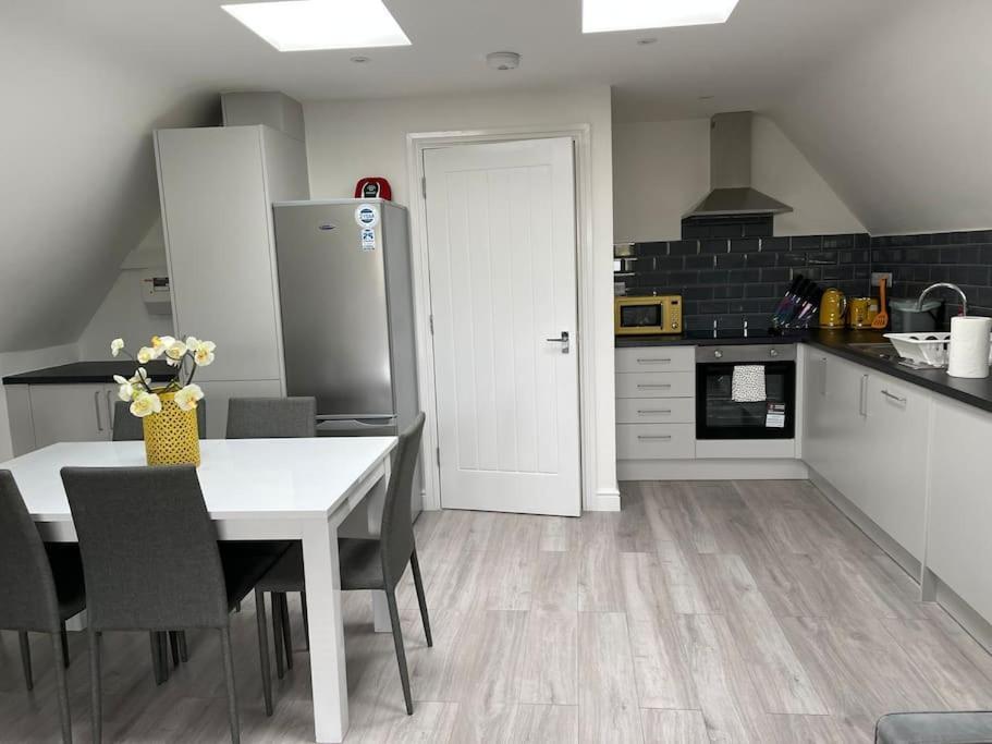 Orchid Lodge - Two Bed Generous Flat - Parking, Netflix, Wifi - Close To Blenheim Palace & Oxford - F4 كيدلينغتون المظهر الخارجي الصورة