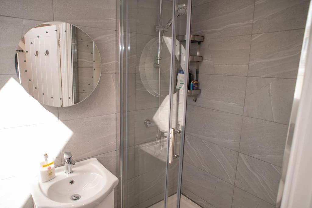 Orchid Lodge - Two Bed Generous Flat - Parking, Netflix, Wifi - Close To Blenheim Palace & Oxford - F4 كيدلينغتون المظهر الخارجي الصورة
