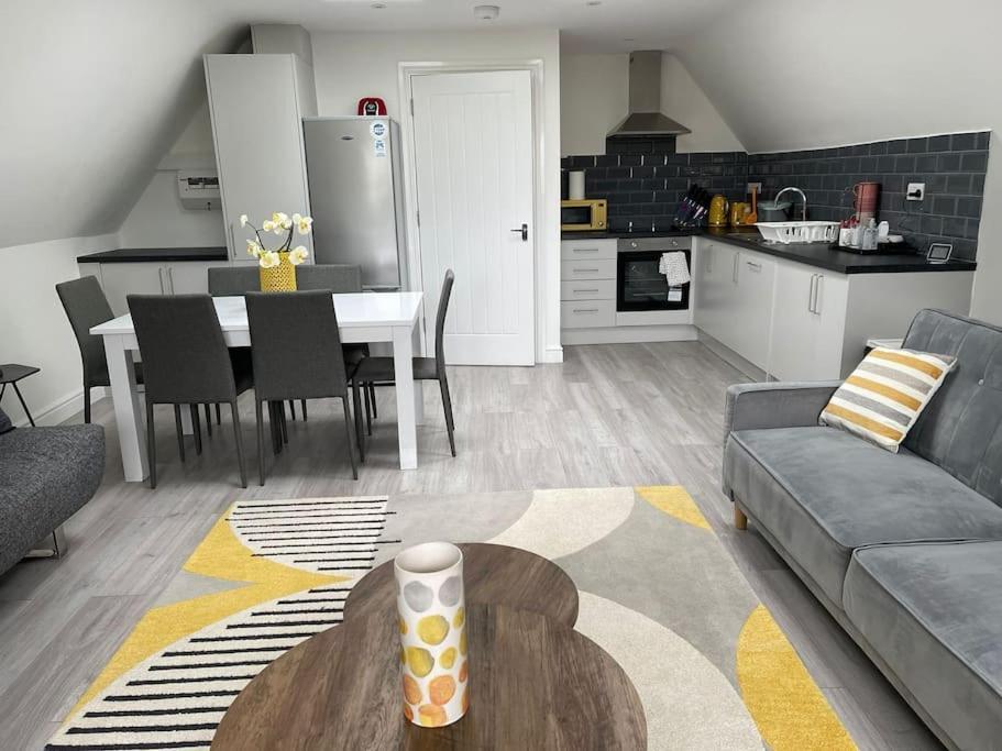 Orchid Lodge - Two Bed Generous Flat - Parking, Netflix, Wifi - Close To Blenheim Palace & Oxford - F4 كيدلينغتون المظهر الخارجي الصورة