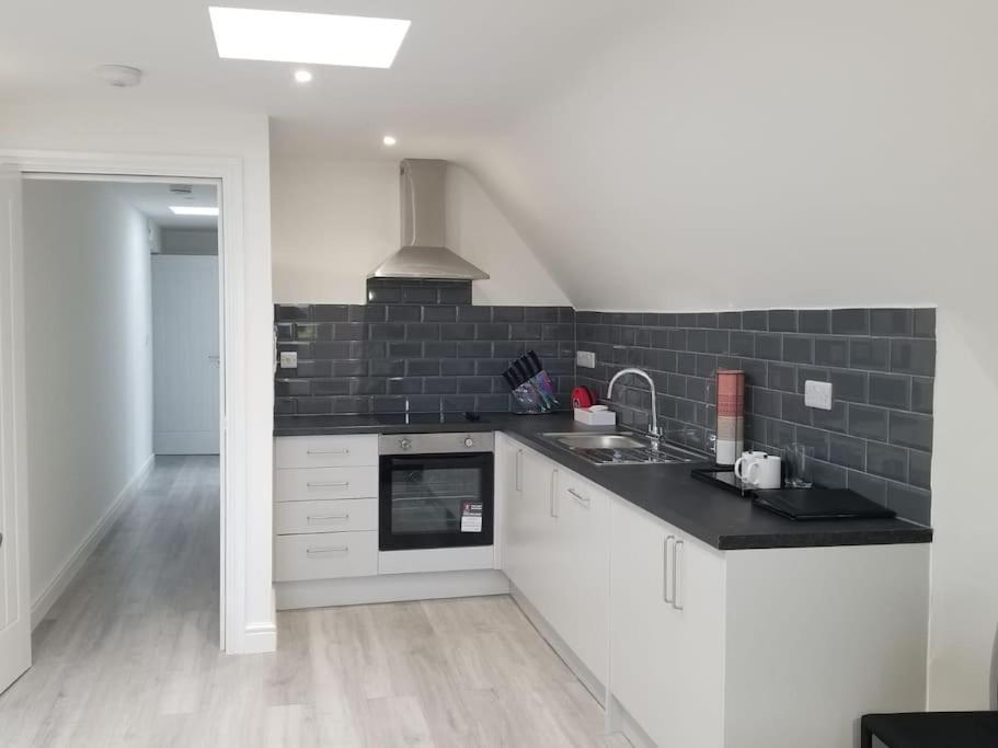 Orchid Lodge - Two Bed Generous Flat - Parking, Netflix, Wifi - Close To Blenheim Palace & Oxford - F4 كيدلينغتون المظهر الخارجي الصورة