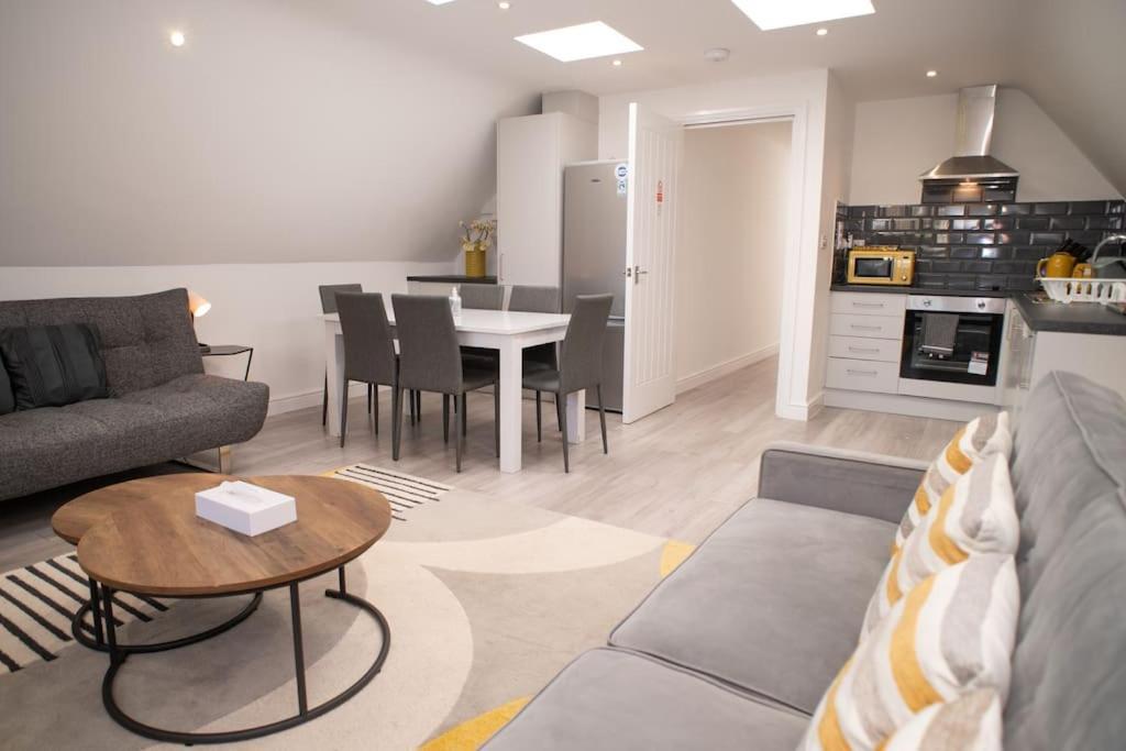 Orchid Lodge - Two Bed Generous Flat - Parking, Netflix, Wifi - Close To Blenheim Palace & Oxford - F4 كيدلينغتون المظهر الخارجي الصورة