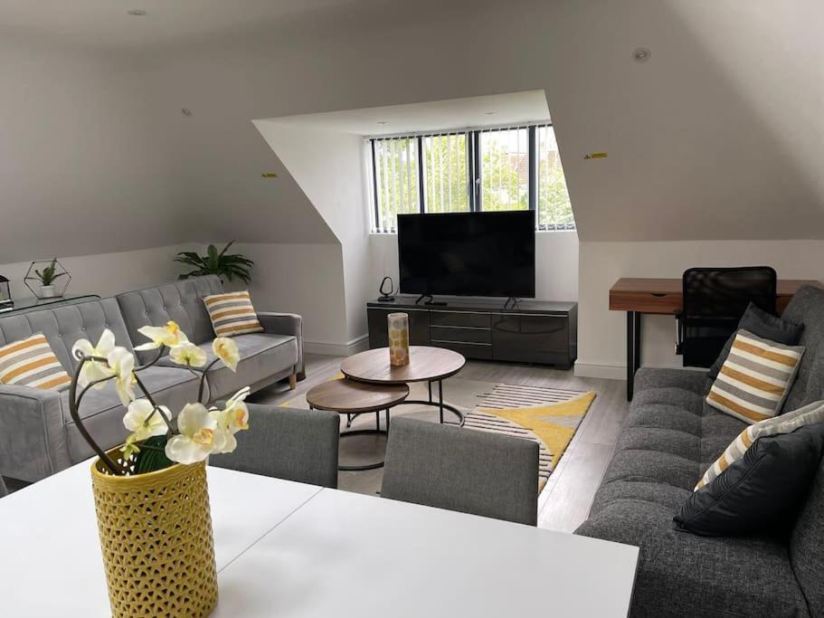 Orchid Lodge - Two Bed Generous Flat - Parking, Netflix, Wifi - Close To Blenheim Palace & Oxford - F4 كيدلينغتون المظهر الخارجي الصورة