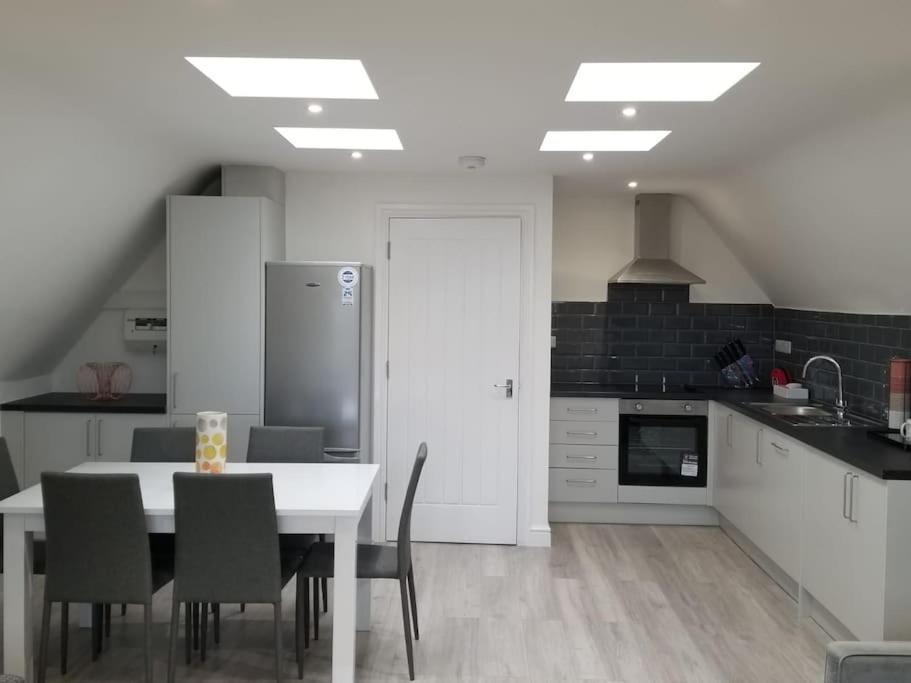 Orchid Lodge - Two Bed Generous Flat - Parking, Netflix, Wifi - Close To Blenheim Palace & Oxford - F4 كيدلينغتون المظهر الخارجي الصورة