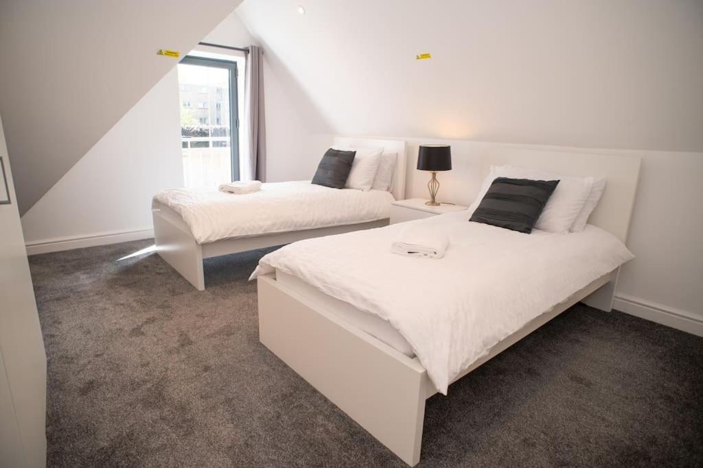 Orchid Lodge - Two Bed Generous Flat - Parking, Netflix, Wifi - Close To Blenheim Palace & Oxford - F4 كيدلينغتون المظهر الخارجي الصورة