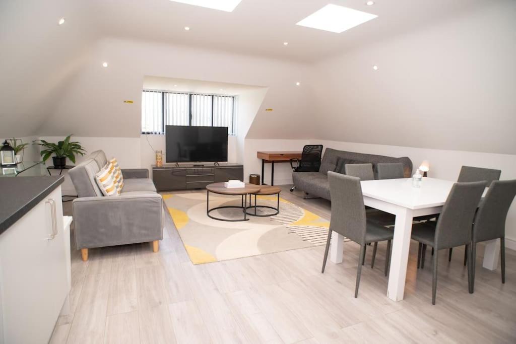 Orchid Lodge - Two Bed Generous Flat - Parking, Netflix, Wifi - Close To Blenheim Palace & Oxford - F4 كيدلينغتون المظهر الخارجي الصورة